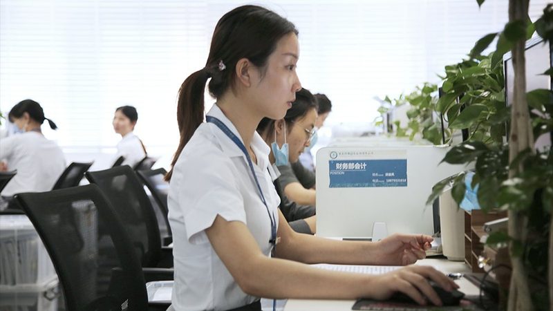 发明专利年费缴纳标准表通常包括以下内容：